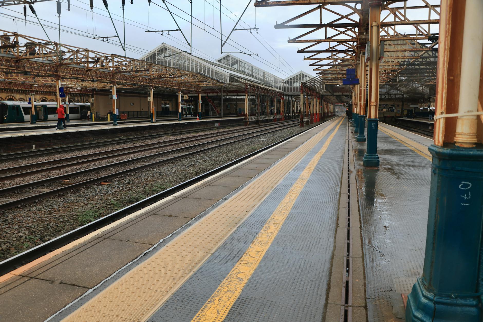 Gas station worker knocked down while confronting shoplifting suspect, suffers serious head injury